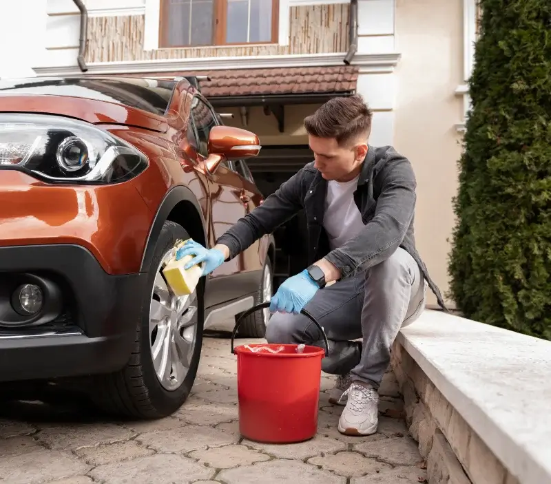 Lavage auto à domicile Valence-d'Albigeois : professionnel intervenant sur un véhicule